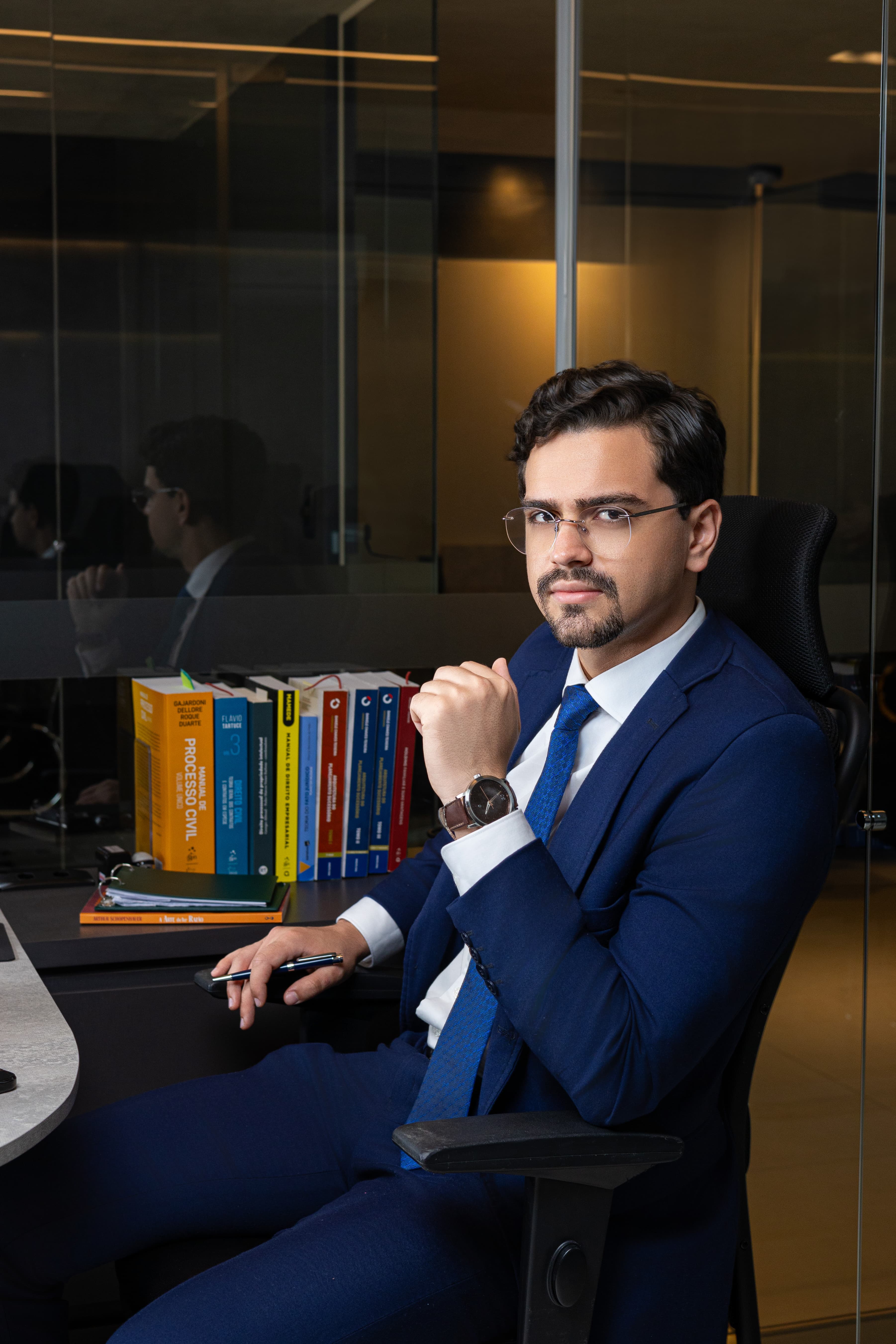 Vinícius Feliciano reflexivo no escritório